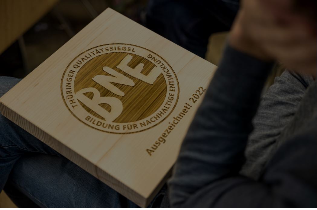 Holztafel mit Gravur: Thüringer Qualitätssiegel BNE – Bildung für nachhaltige Entwicklung, Ausgezeichnet! 2022