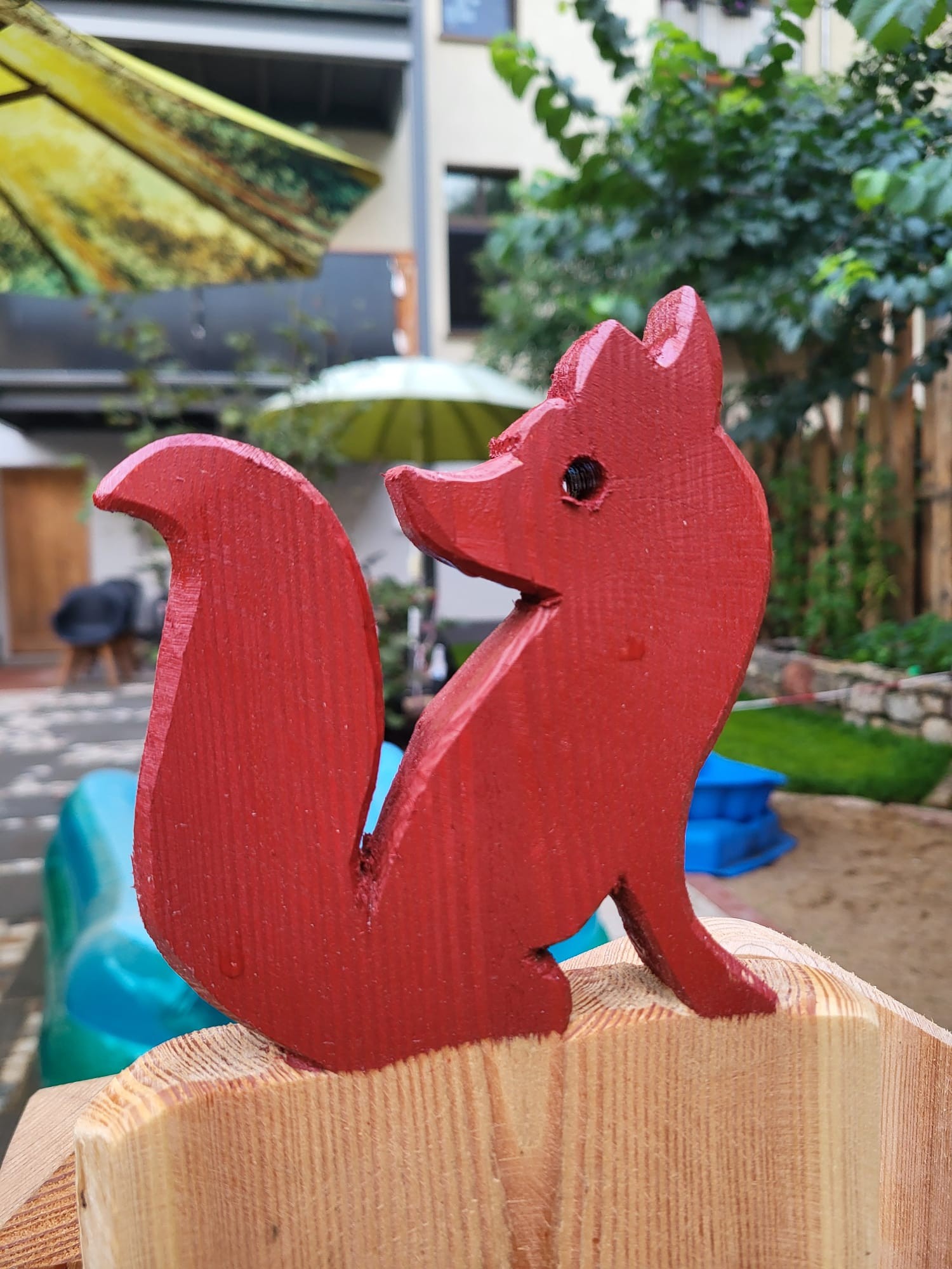Fuchsbau roter Fuchs auf dem Zaun
