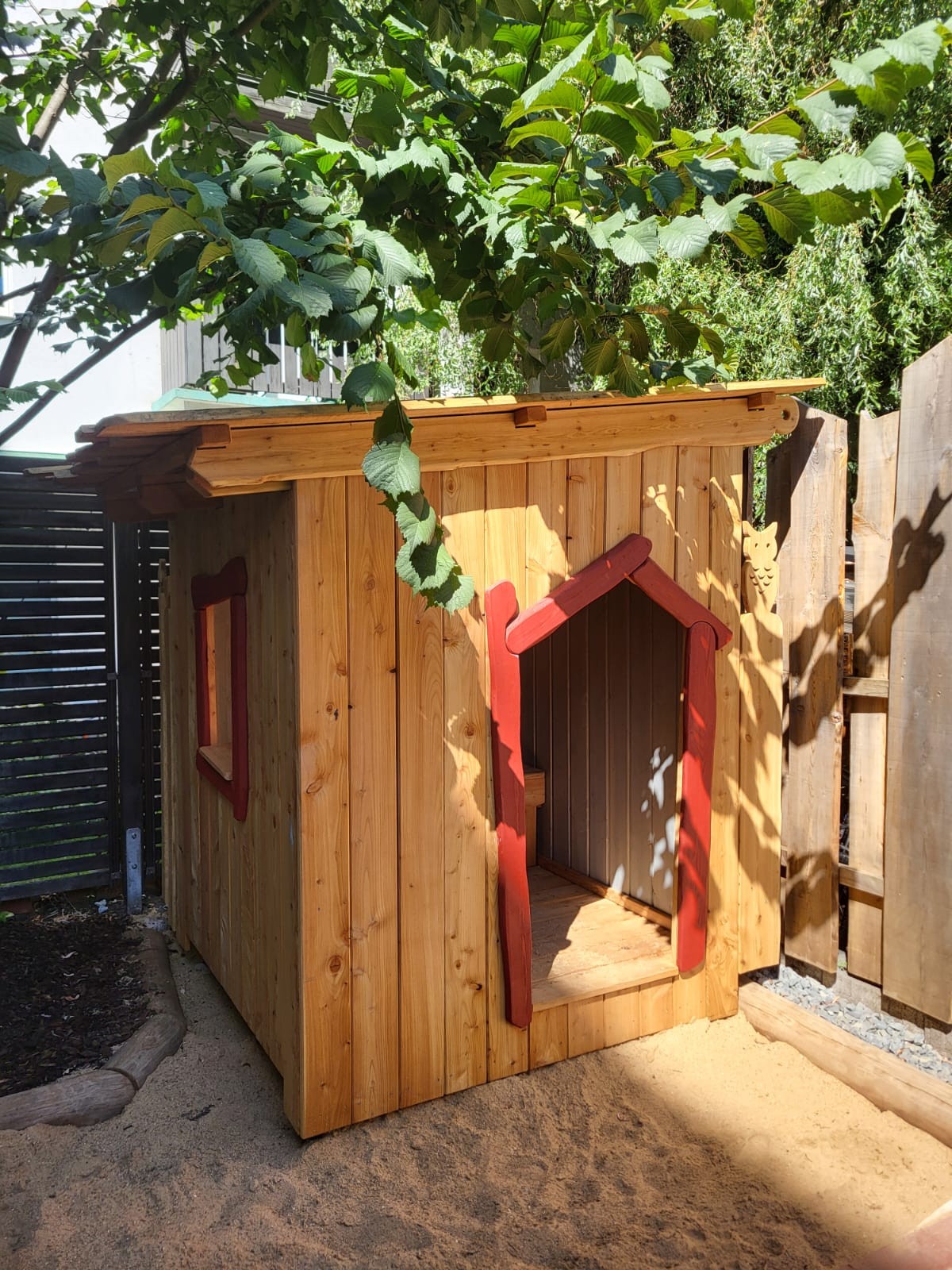 Holzhütte zum Spielen