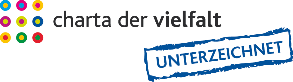 Charta der Vielfalt Logo mit blauem Stempel Unterzeichnet
